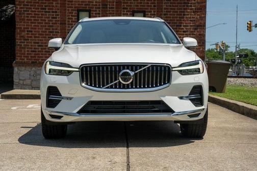 Crystal White Metallic 2023 Volvo XC60 Recharge Plug-In Hybrid T8 Ultimate Bright Theme