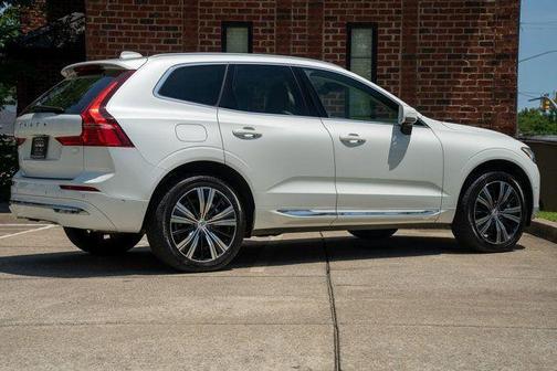 Crystal White Metallic 2023 Volvo XC60 Recharge Plug-In Hybrid T8 Ultimate Bright Theme