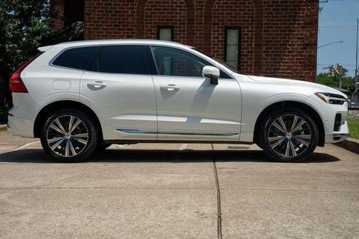 Crystal White Metallic 2023 Volvo XC60 Recharge Plug-In Hybrid T8 Ultimate Bright Theme
