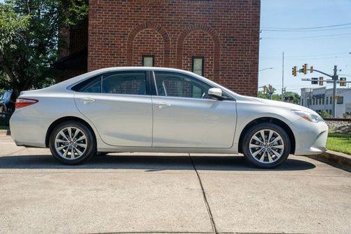 Blizzard Pearl 2017 Toyota Camry XLE