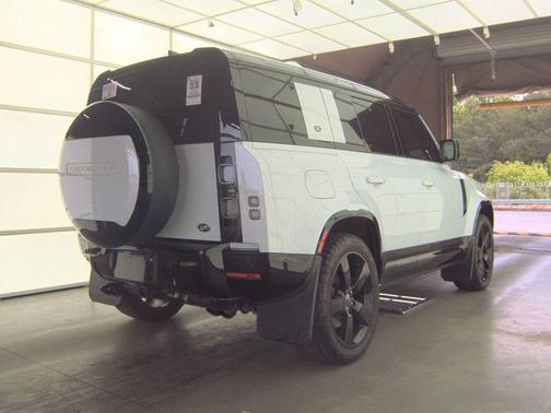 Yulong White 2023 Land Rover Defender 110 V8
