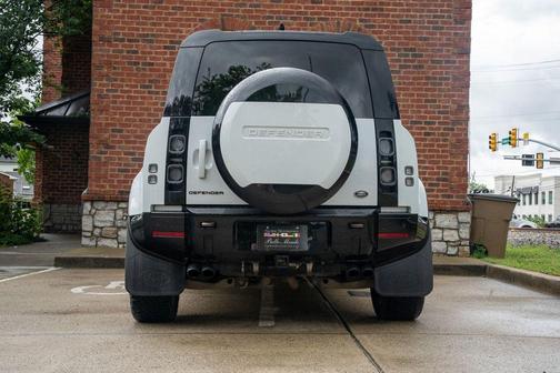 Yulong White 2023 Land Rover Defender 110 V8