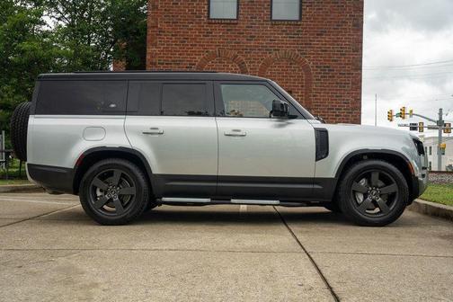 Hakuba Silver 2023 Land Rover Defender SE