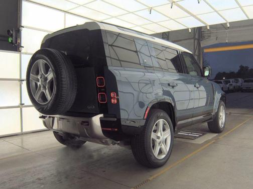 2023 Land Rover Defender 110 SE