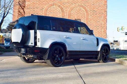 2023 Land Rover Defender 110 V8