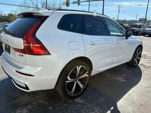 2023 Volvo XC60 B5 Ultimate Dark Theme