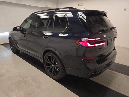 2025 BMW X7 M60i