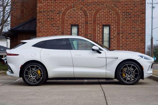 Q Platinum White 2022 Aston Martin DBX Base