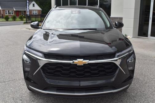 Mosaic Black Metallic 2025 Chevrolet Trax LT