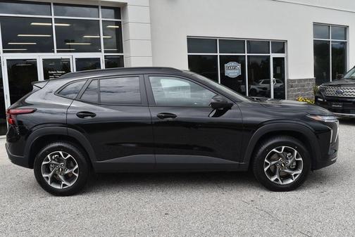 Mosaic Black Metallic 2025 Chevrolet Trax LT