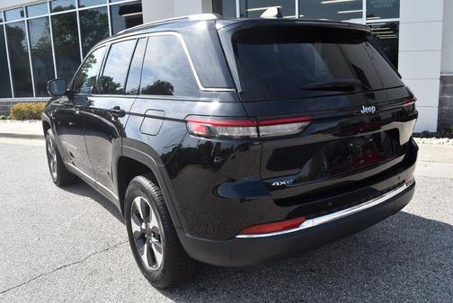 Diamond Black Crystal Pearlcoat 2024 Jeep Grand Cherokee 4xe Base
