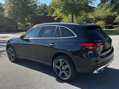 Black 2027 Mercedes-Benz GLC 300 4MATIC