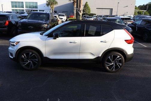 Crystal White Metallic 2022 Volvo XC40 T4 R-Design