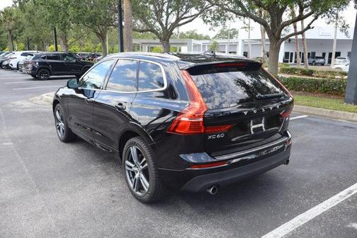 Onyx Black Metallic 2020 Volvo XC60 T5 Momentum