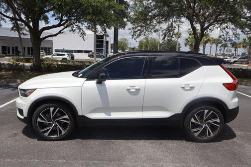 Crystal White Metallic 2022 Volvo XC40 T5 R-Design