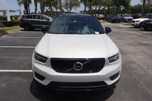 Crystal White Metallic 2022 Volvo XC40 T5 R-Design