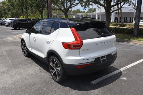 Crystal White Metallic 2022 Volvo XC40 T5 R-Design