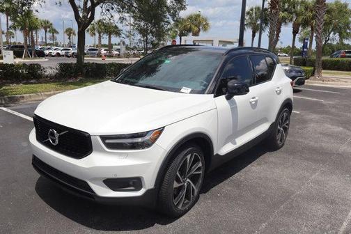 Crystal White Metallic 2022 Volvo XC40 T5 R-Design