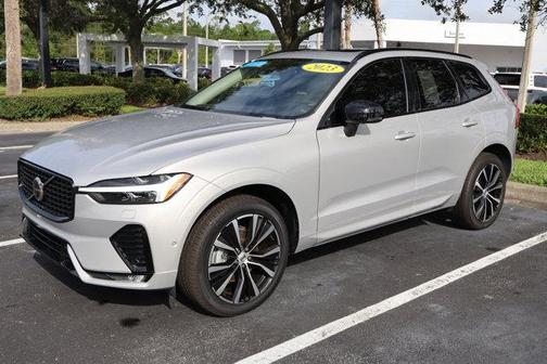2023 Volvo XC60 B5 Plus Dark Theme