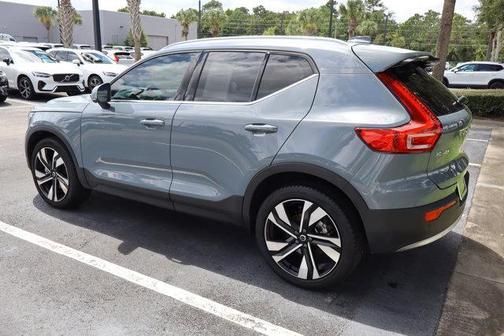 2023 Volvo XC40 B5 Plus Bright Theme