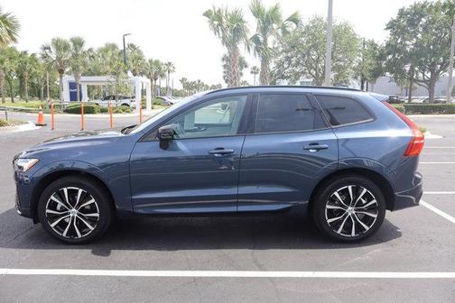 2023 Volvo XC60 B5 Plus Dark Theme