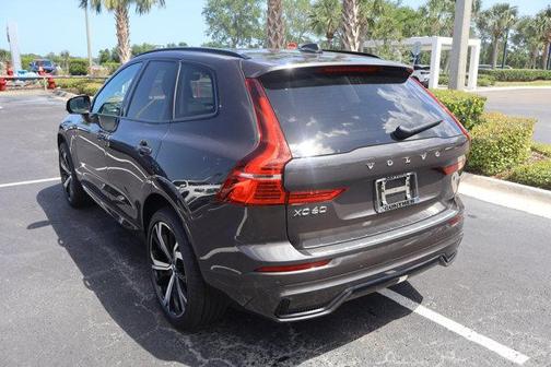 2023 Volvo XC60 B5 Ultimate Dark Theme