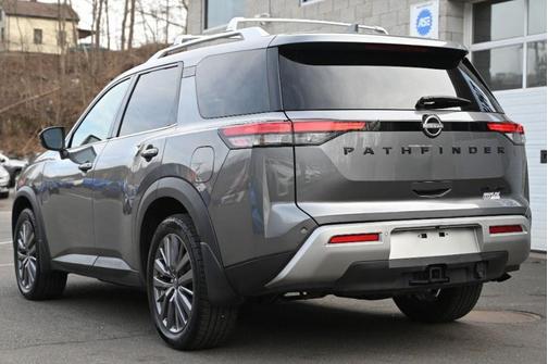 2023 Nissan Pathfinder SL 4WD