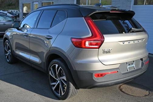 2022 Volvo XC40 T5 R-Design