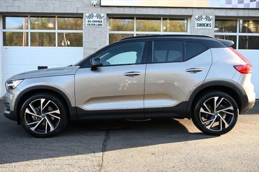 2022 Volvo XC40 T5 R-Design