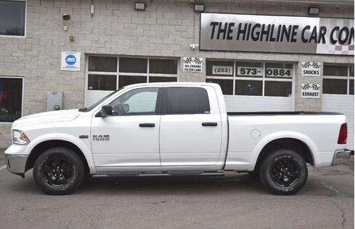 Photo 2 of 33 of 2018 RAM 1500 SLT