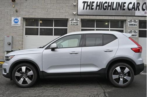 Glacier Silver Metallic 2021 Volvo XC40 T5 Momentum