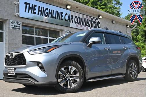 Moon Dust 2022 Toyota Highlander XLE