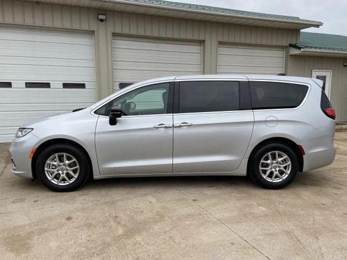 2024 Chrysler Pacifica Touring-L