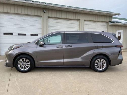 2024 Toyota Sienna LE