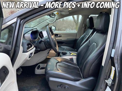 2023 Chrysler Pacifica Touring-L