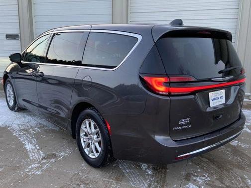 2023 Chrysler Pacifica Touring-L