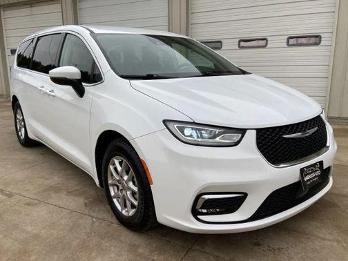 2023 Chrysler Pacifica Touring-L