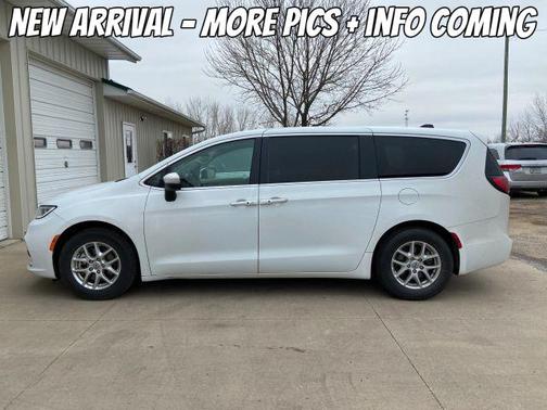 2023 Chrysler Pacifica Touring-L