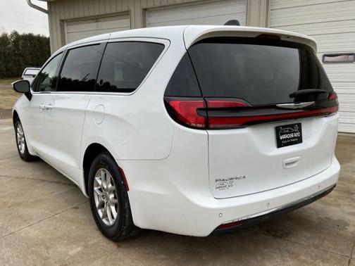 2023 Chrysler Pacifica Touring-L