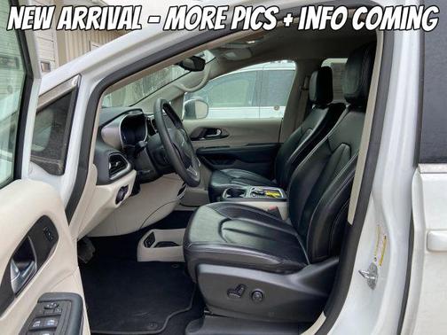 2023 Chrysler Pacifica Touring-L