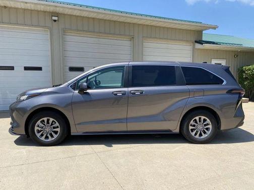 2023 Toyota Sienna LE