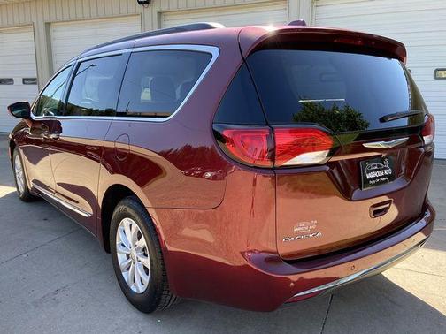 Photo 5 of 27 of 2017 Chrysler Pacifica Touring-L