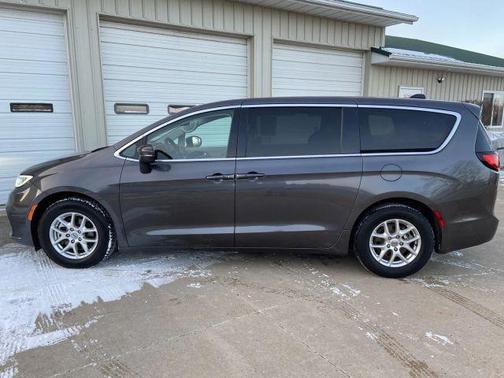 2023 Chrysler Pacifica Touring-L