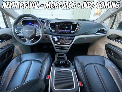 2023 Chrysler Pacifica Touring-L