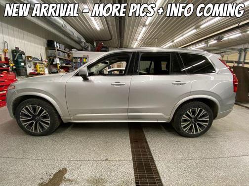 2022 Volvo XC90 T6 Momentum 7 Passenger