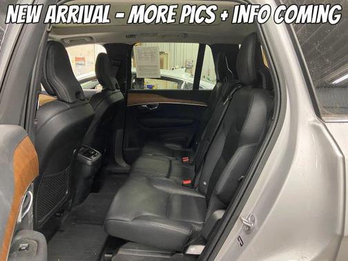 2022 Volvo XC90 T6 Momentum 7 Passenger