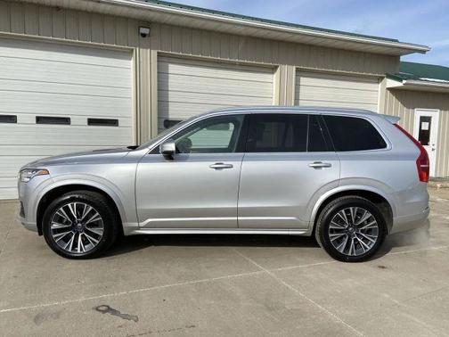 2022 Volvo XC90 T6 Momentum 7 Passenger