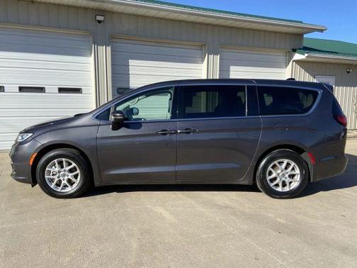 2023 Chrysler Pacifica Touring-L