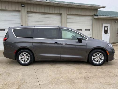 2023 Chrysler Pacifica Touring-L