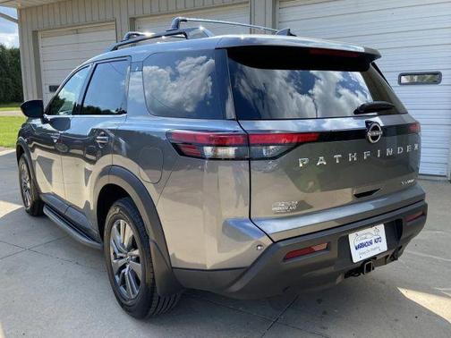 2022 Nissan Pathfinder SV